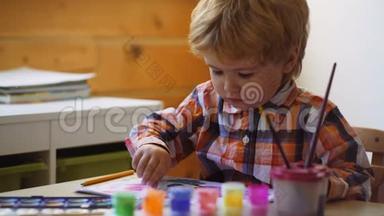 儿童创造力教育理念，儿童学习艺术。 学龄前儿童在日托中心用五颜六色的
